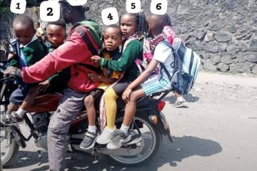 Enfants sur moto