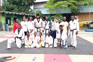 Des-participants-a-la-seance-speciale-dentrainement-posent-avec-Me-Rams-Ramazani-debout-et-5eme-de-gauche-a-droite.-Photo-rama-force.jpg