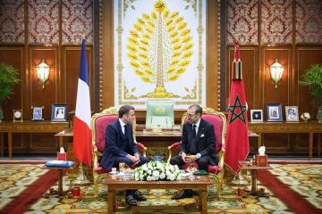 Le-President-Macron-echangeant-avec-le-Roi-Mohammed-VI.jpg