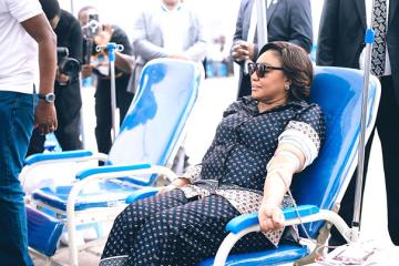 Denise Nyakeru Tshisekedi a posé un geste fort de solidarité en donnant son sang aux blessés. Photo fdnt