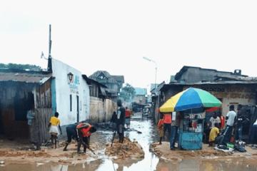 Des jeunes de Kinsaku en plein "salongo" pour cha