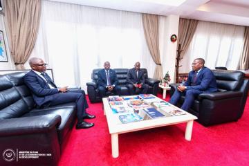 Le VPM Nyembo échange avec la délégation burundaise venue s'inspirer du PDL-145T. 