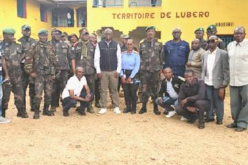 Le nouveau gouverneur général Eva Soma entouré des officiers militaires à Lubero au Nord-Kivu. Photo droits tiers