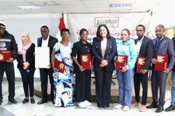 Les participants munis de leurs diplômes  de stage. 