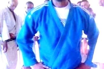 Me Deguerre Kabongo (g) et Me Djo Mukuna pour l'amélioration du combat au sol par l'apprentissage du jiu jitsu brésilien. Photo droits tiers