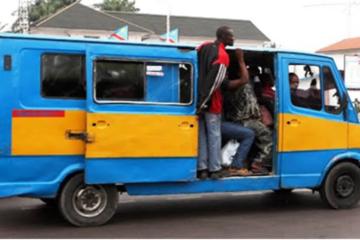 Un taxi bus à Kinshasa . 