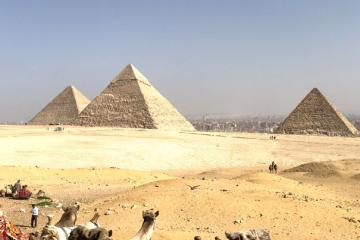 Une vue des trois pyramides de Gizeh. 