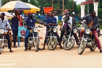Vue de conducteurs de Motos taxis sur un arrêt à Mbuji-Mayi au Kasaï-Oriental. Photo fda