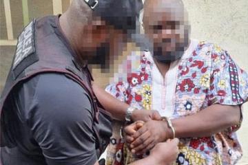 K Jeff, chef d'un réseau de trafic de drogue basé au Nigeria, se fait arrêter. Photo fournie le 20 février 2025 par le Service national du renseignement, NIS.