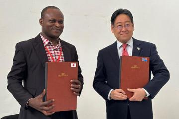Le Révérend Père Jean-Baptiste Mbo Muzir, Gestionnaire du C.S Marie Mère du Rédempteur et l'ambassadeur Ogawa Hidetoshi. Photo droits tiers
