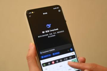 Photo prise le 17 février 2025 montrant une personne utilisant l'application DeepSeek sur un portable. Photo Xinhua