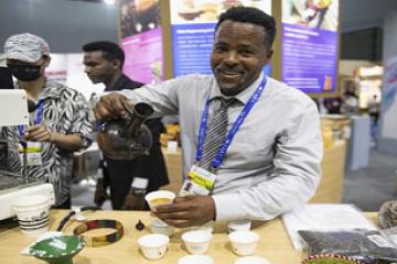 Un exposant présente du café éthiopien lors de la troisième Exposition économique et commerciale sino-africaine, à 
