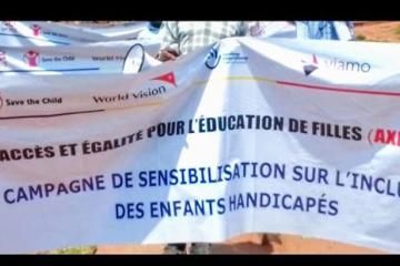 Une banderole contenant le message de l'ONG Handicap International. 