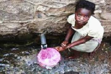 Une fillette à la recherche de l'eau.