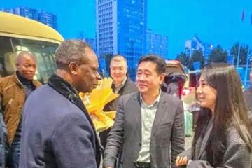 Une vue des extraits de photos du gouverneur Jean-Paul Mbwebe Kapo lors de sa mission en Chine. Photo droits tiers