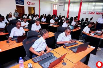 Session " Code like a Girl " pour 200 élèves à Kinshasa organisé par Vodacom Congo.
