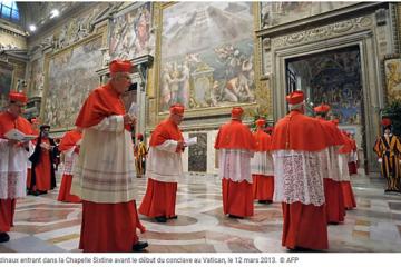 Des cardinaux entrant dans la Chapelle Sixtine avant le début du conclave au Vatican, le 12 mars 2013. Photo AFP