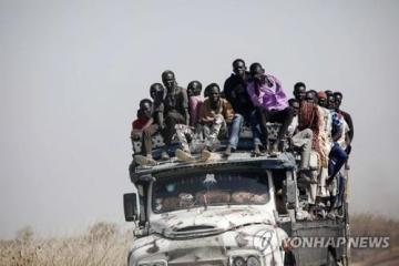 Des réfugiés soudanais traversent la frontière. 