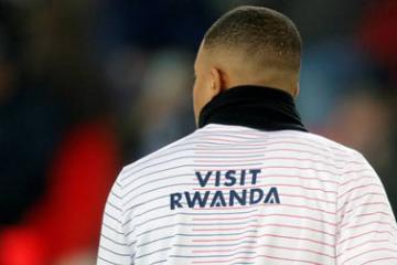 Kylian Mbappé avec un tricot floqué Visit Rwanda.  