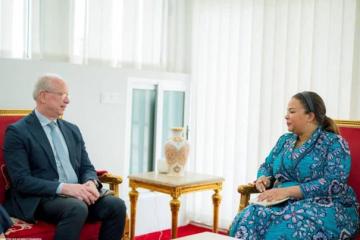 La ministre d'État Thérèse Kayikwamba Wagner échangeant 