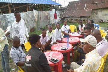 Un groupe de journalistes de la ville de Kananga autour des tables. Photo droits tiers
