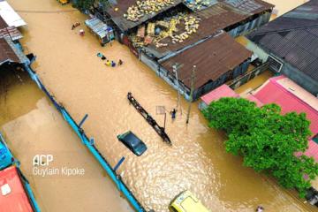 Un quartier de l'est de la ville de Kinshasa inondé par les eaux de la rivière Ndjili en crue, le 6 avril 2025. Photo acp