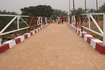 Une vue d'un transporteur à vélo sur le pont Tshibashi au Kasaï-Central.