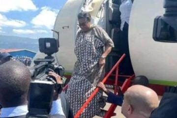 La Première ministre Judith Suminwa en train de descendre aux pieds d'un avion. Photo d'archives droits tiers