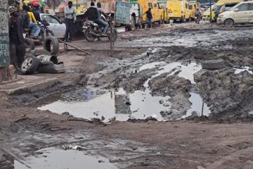 Le mauvais état de la route Ste Thérèse - vers l'Armée du Salut au Q4 à Ndjili provoque d'incessants embouteillages. 