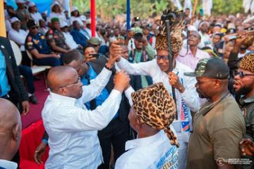 Jacquemain Shabani scellant la reconciliation des mbole et Lengola. PHOTO droits tiers