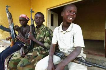 Une vue montrant les enfants soldats. 