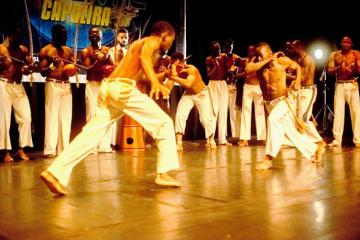 Des pratiquants de la capoeira à l'œuvre au Centre Wallonie-Bruxelles de Kinshasa. 