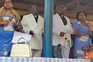 Le président Malungidi (dr) et  le vice-président, Jean Mvuezolo (g.) accompagnés de leurs épouses. Photo droits tiers