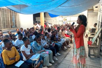 Les ados de la PSM suivant réligieusement l'exposé de Mme Anne Muhawu de la Fondation R1S. Photo droits tiers