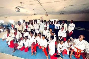 Photo de famille des pratiquants de requin-do kick punch. PHOTO droits tiers 