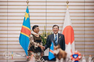 Poignée de mains entre la Première ministre congolaise (g) et son homogue japonais. Photo droits tiers