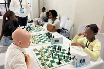 Une vue de jeunes pratiquants des échecs livrant quelques parties. Photo droits tiers