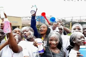 Des diplômés d'État à Kinshasa en liesse après leur réussite.