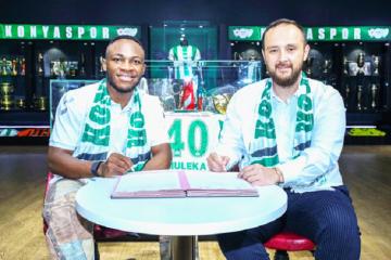 Jackson Muleka lors de la cérémonie de signature de son contrat. 