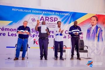 Le directeur général de l'ARSP Miguel KASHAL KATEMB lors de la signature des contrats de sous-traitance à Kipushi.  Photo droits tiers 