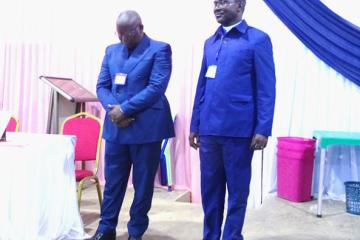Les Révérends Axel Malungidi (g) et Fabrice Nsimba Malulu (dr) présentés aux membres du Synode. Photo droits FDA