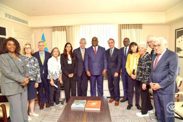 Fatshi posant avec les dirigeants de l’American Jewish Committee (AJC). Ph. Droits tiers