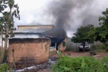 Des maisons incendiées dans le territoire de Demba au Kasaï-Central.