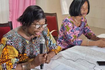 La directrice Exécutive de cafco (à gauche) prononce son mot d'ouverture. Photo droits tiers