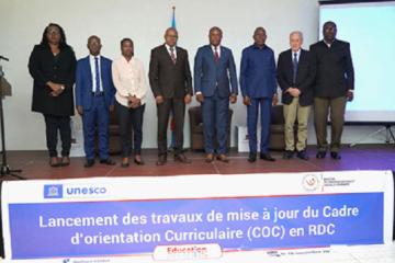 Photo de famille avec les officiels du secteur éducatif en RDC au  lancement officiel du COC pour la réforme éducative à Kinshasa. Photo droits tiers