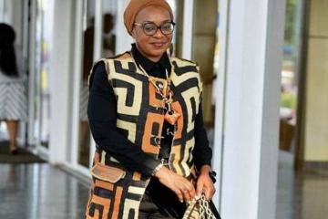 La ministre de la Culture, des Arts et du Patrimoine, Yolande Elebe en tenue Kuba.  Photo droits tiers