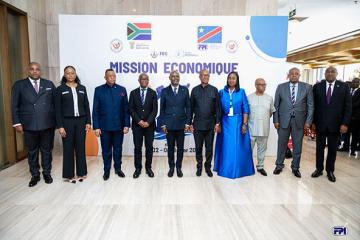 Le DG du FPI posant pour la postérité avec les participants aux travaux de la mission économique RDC-Afrique du Sud à Kinshasa. Photo droits tiers