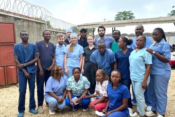Photo de famille des médecins russes et des professionnels de santés congolais. Photo droits tiers
