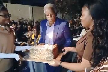 Le Pr Kimpianga Mahaniah devant le cadeau d'anniversaire.