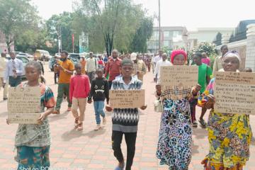 Les déplacés de guerre dans les rues de Lubumbashi pour manifester sur leur situation humanitaire. Photo FDA
